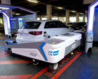 Robot giúp đỗ xe tại sân bay